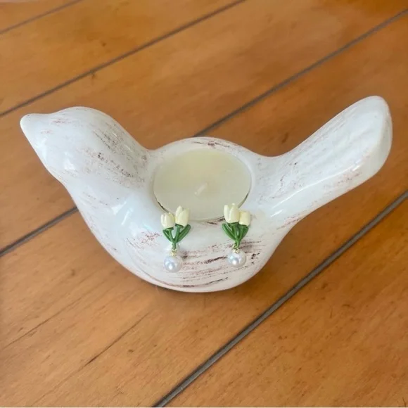 Tulip Floral Pearl Drop Earrings - Picture 3 of 5